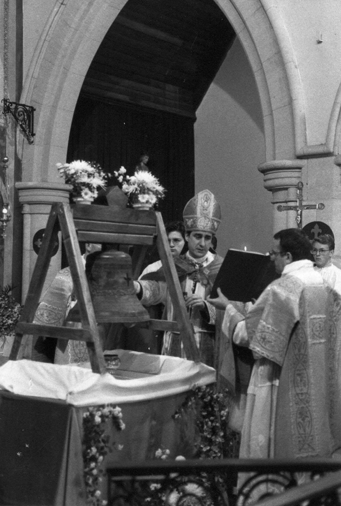 Benediction de la cloche Maria Theresa par Monseigneur Alfonso de Galarreta